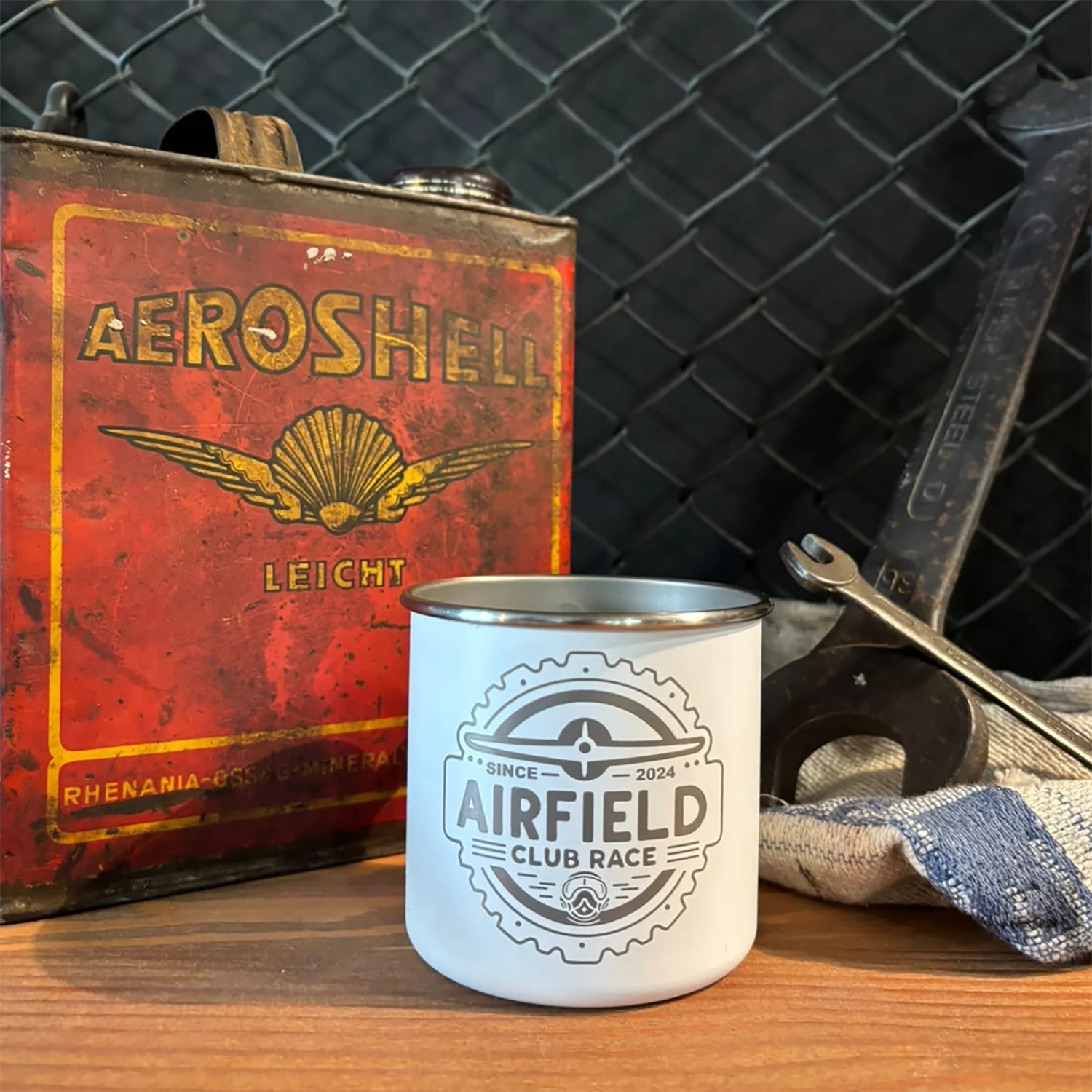 Airfield Club Race Edelstahl Becher Logo gelasert Weiß