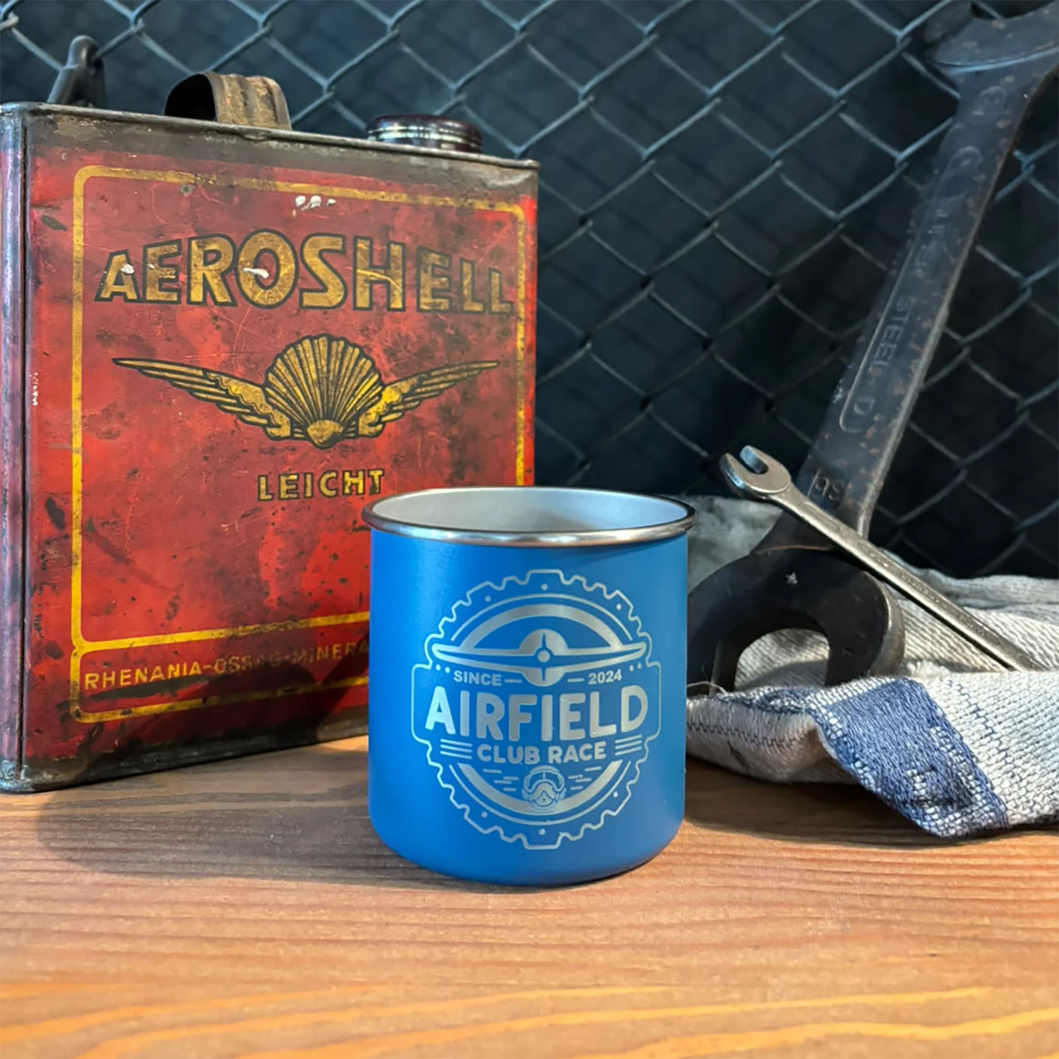Airfield Club Race Edelstahl Becher Logo gelasert Blau