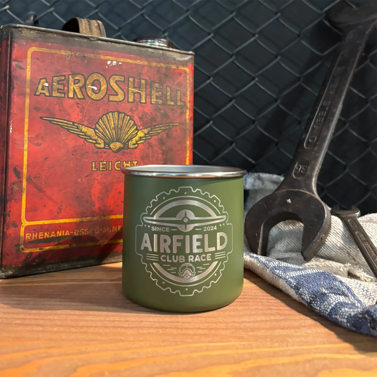 Airfield Club Race Edelstahl Becher Logo gelasert Grün