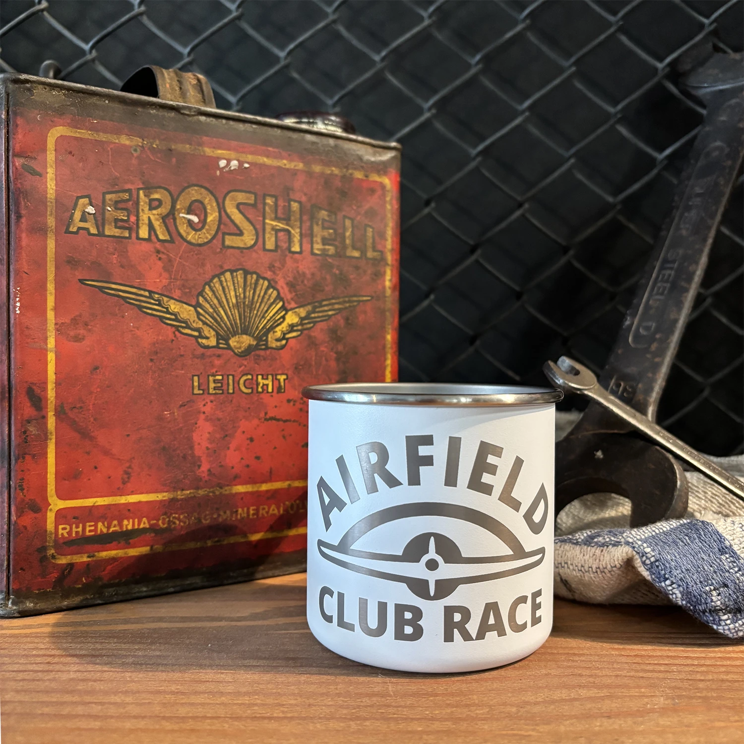 Airfield Club Race Edelstahl Becher Airborn gelasert Weiß