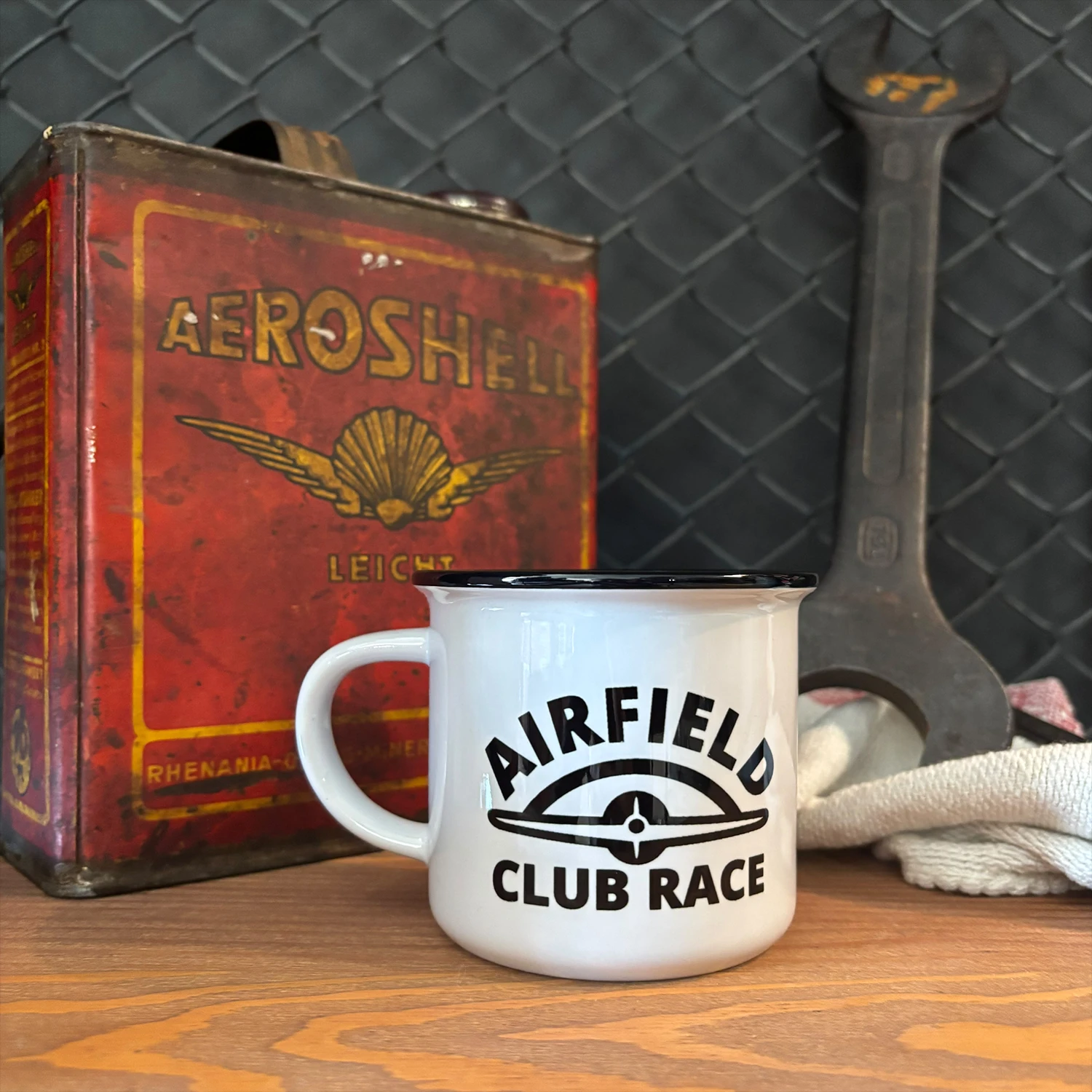 Airfield Club Race Emailletasse Airborn Weiß
