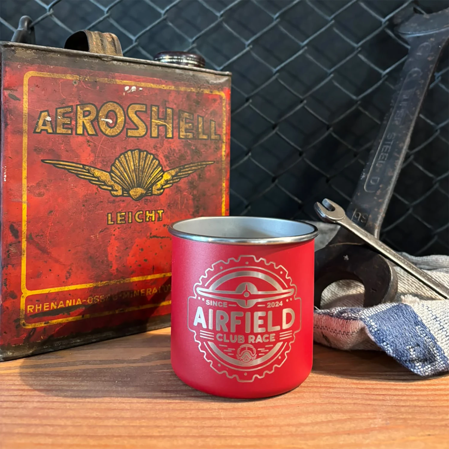 Airfield Club Race Edelstahl Becher Logo gelasert Rot