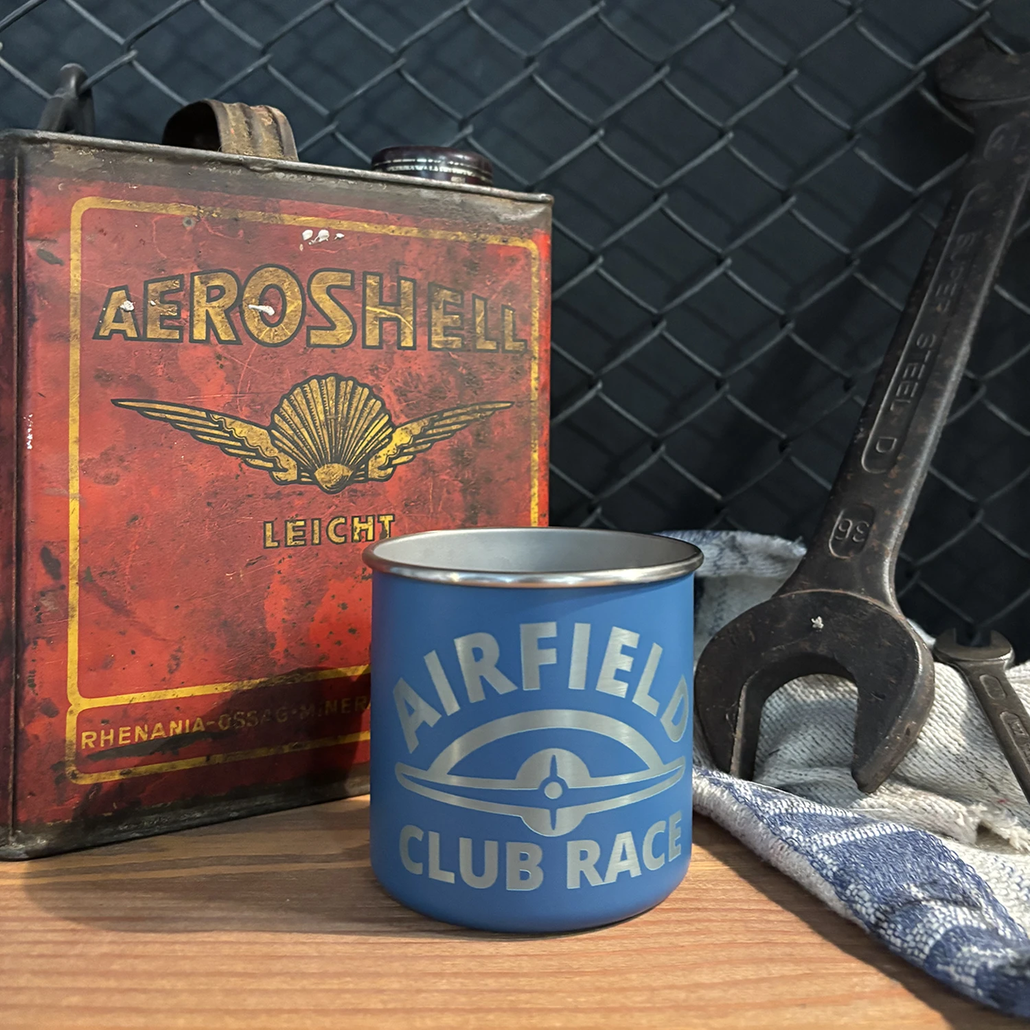 Airfield Club Race Edelstahl Becher Airborn gelasert Blau