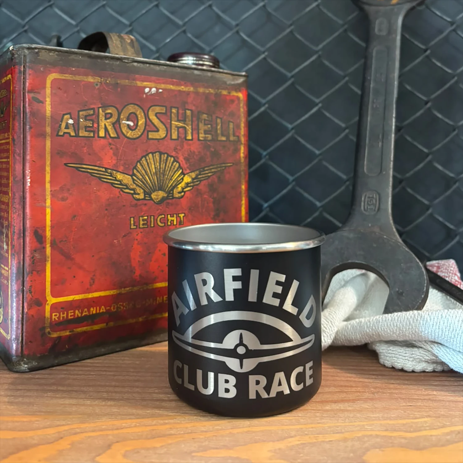 Airfield Club Race Edelstahl Becher Airborn gelasert Schwarz