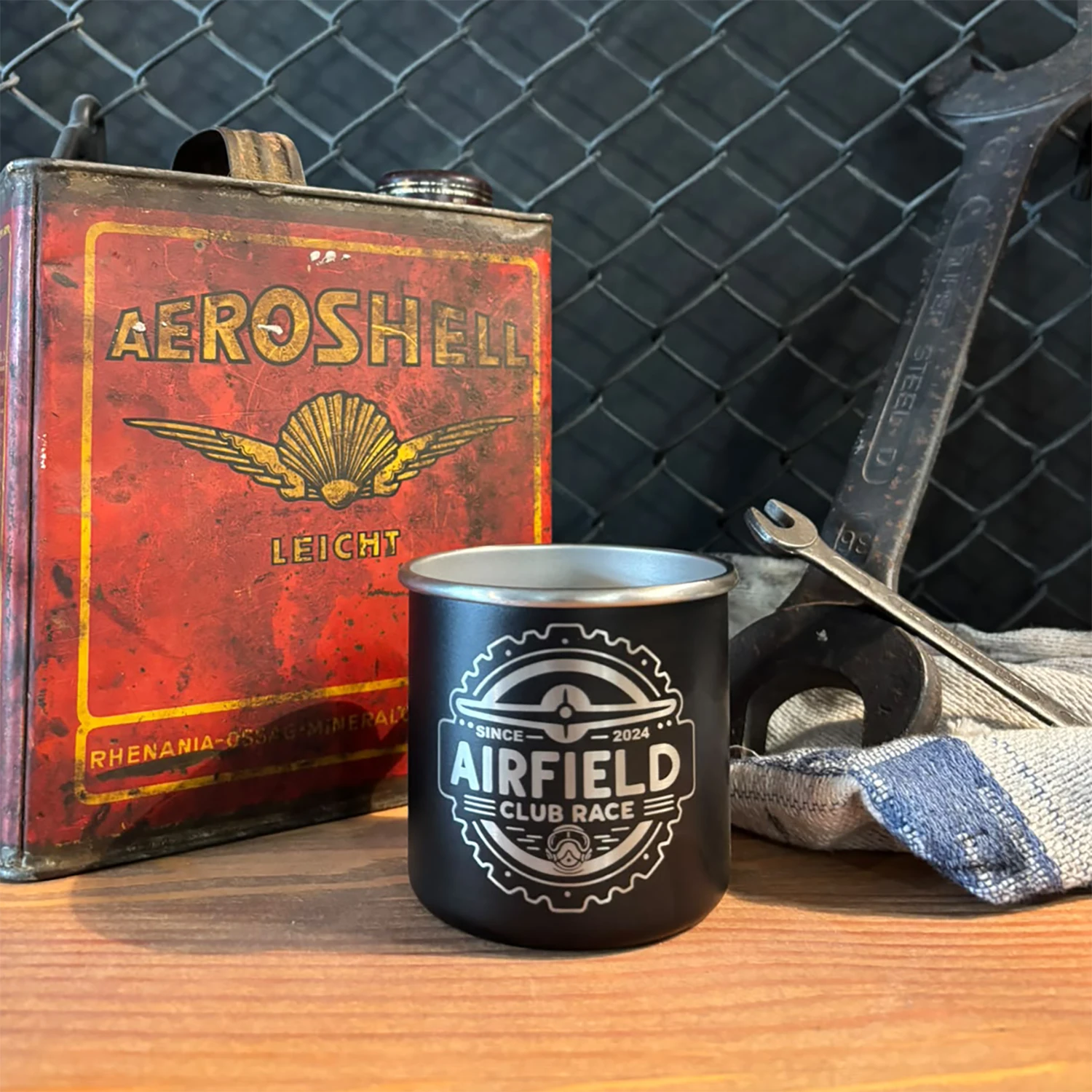 Airfield Club Race Edelstahl Becher Logo gelasert Schwarz